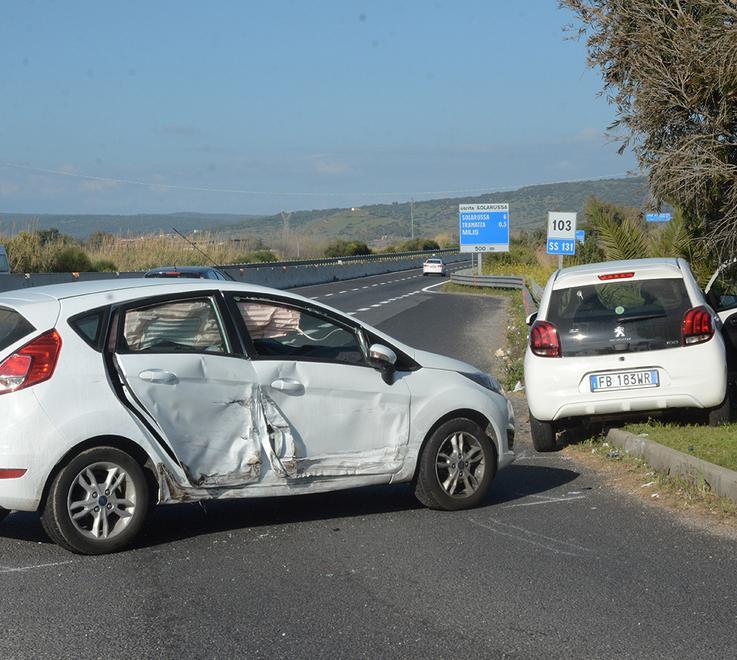 Scontro tra due auto, quattro persone ferite 