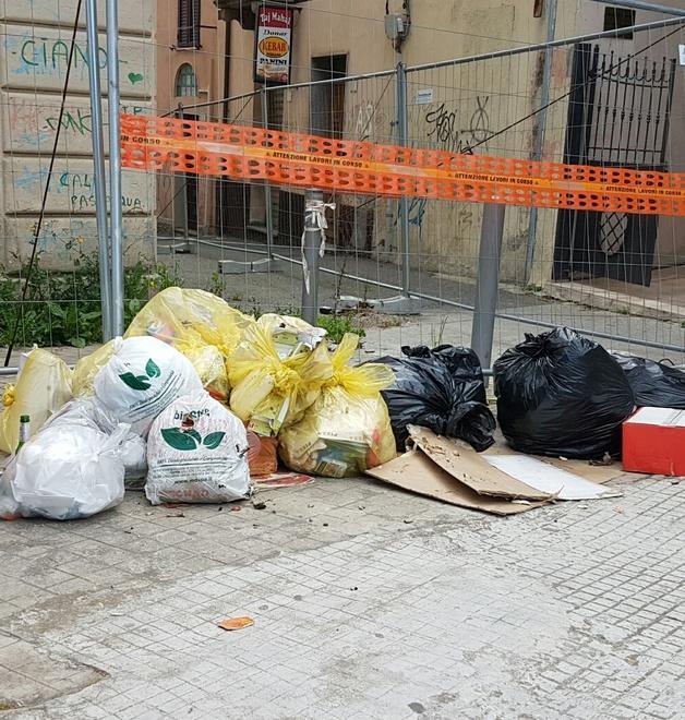 Cumuli di spazzatura in esposizione