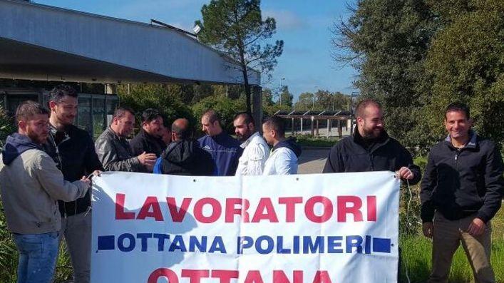 Vertenza Polimeri sit-in dei lavoratori: il silenzio preoccupa