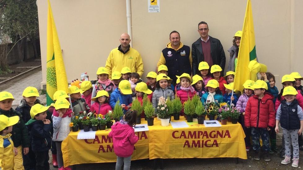 Per la Festa degli alberi i bimbi piantano le viole 