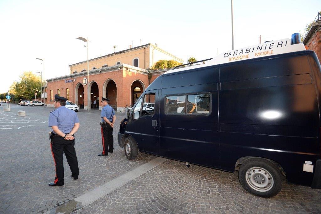 Carabinieri alla stazione di Pontedera