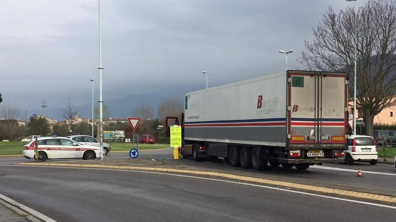 Il Tir fermo per un guasto in via Liliana Rossi nella foto di Christian Bernardinelli