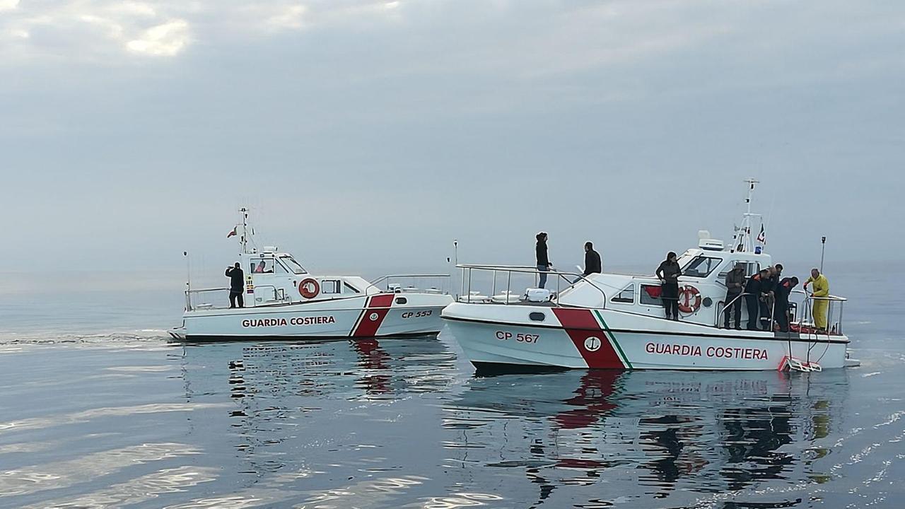 La guardia costiera con gli scienziati allo Scoglio d'Affrica