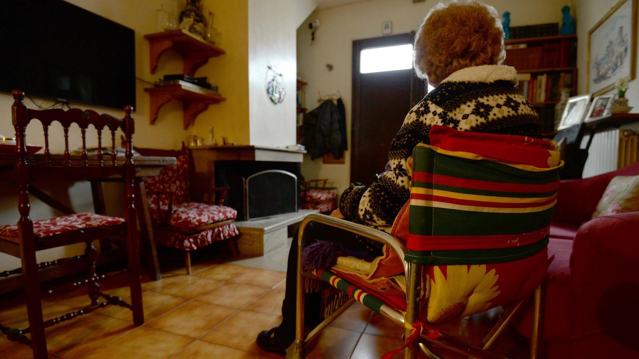 Chiede la "104" per assistere la madre, ma va a lavorare nel bar con i figli