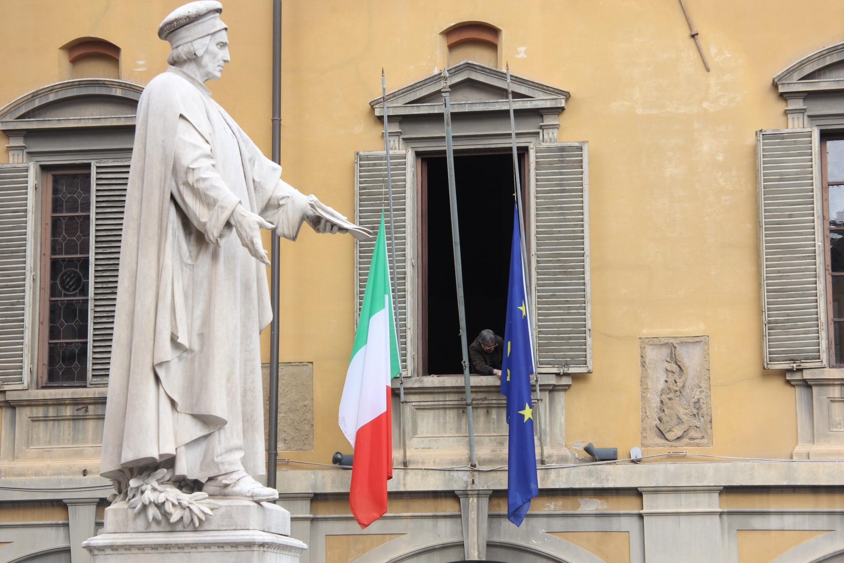 Le bandiere a mezz'asta in segno di lutto