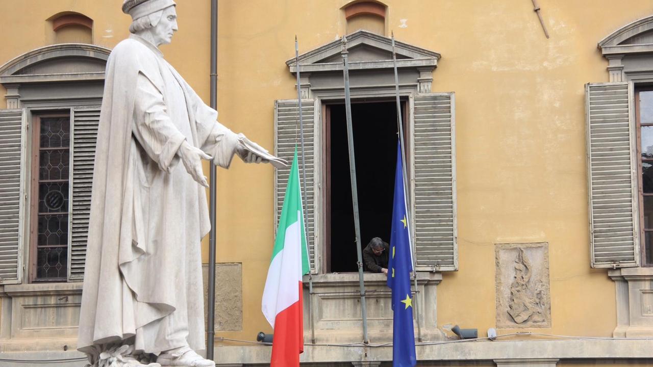 Le bandiere a mezz'asta in segno di lutto