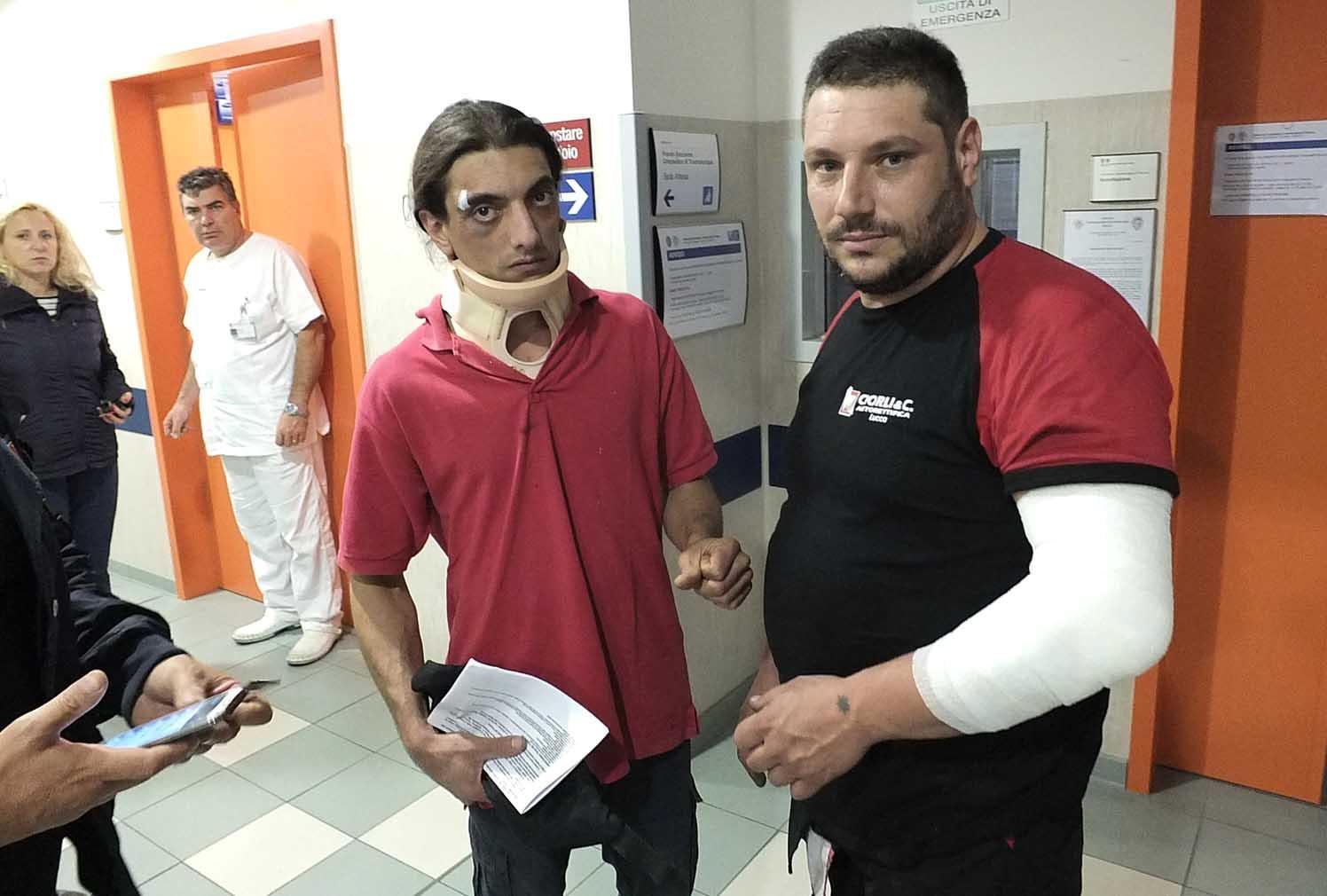 Il dipendente Lorenzo Messia (a sinistra) e il titolare dell'autofficina, Francesco Tucci, dopo le cure ricevute al pronto soccorso (foto Muzzi)