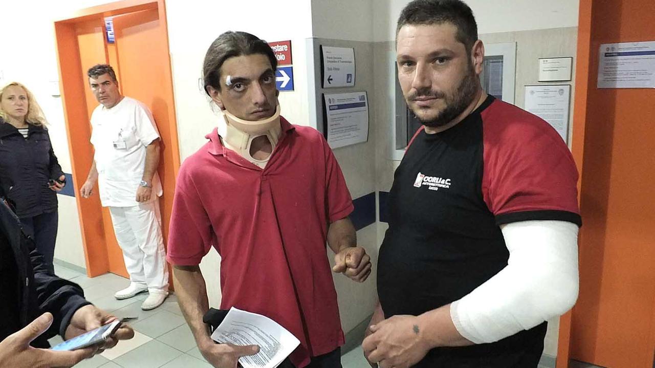Il dipendente Lorenzo Messia (a sinistra) e il titolare dell'autofficina, Francesco Tucci, dopo le cure ricevute al pronto soccorso (foto Muzzi)