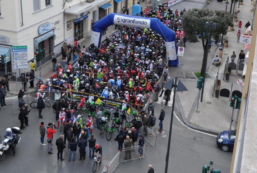 La partenza della Granfondo da Cecina