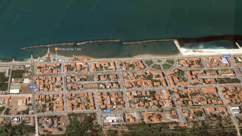 Una panoramica di Marina di Pisa e il ristorante Toto, di fronte al quale si concentrano le ricerche