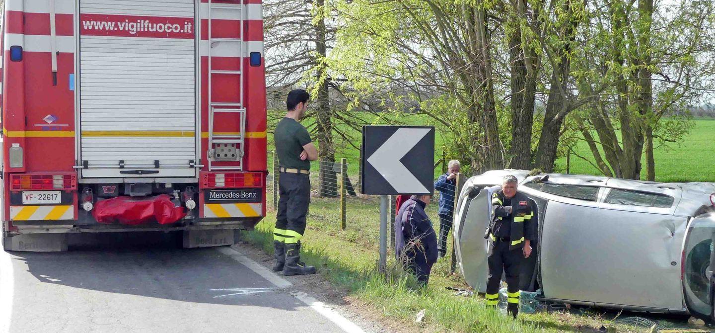 Esce di strada e l'auto si ribalta  