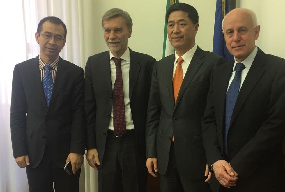 Il ministro Graziano Delrio e il presidente della Compagnia Portuale Enzo Raugei insieme al presidente di China Railway International Chen Shiping