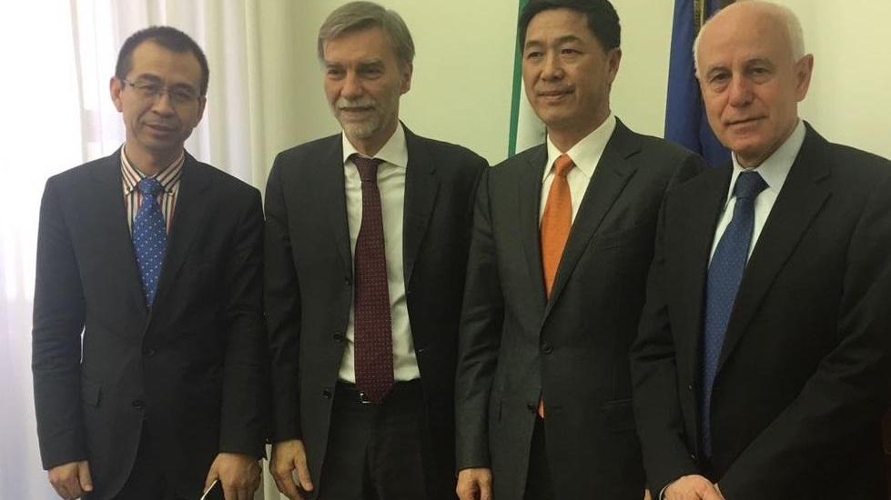 Il ministro Graziano Delrio e il presidente della Compagnia Portuale Enzo Raugei insieme al presidente di China Railway International Chen Shiping