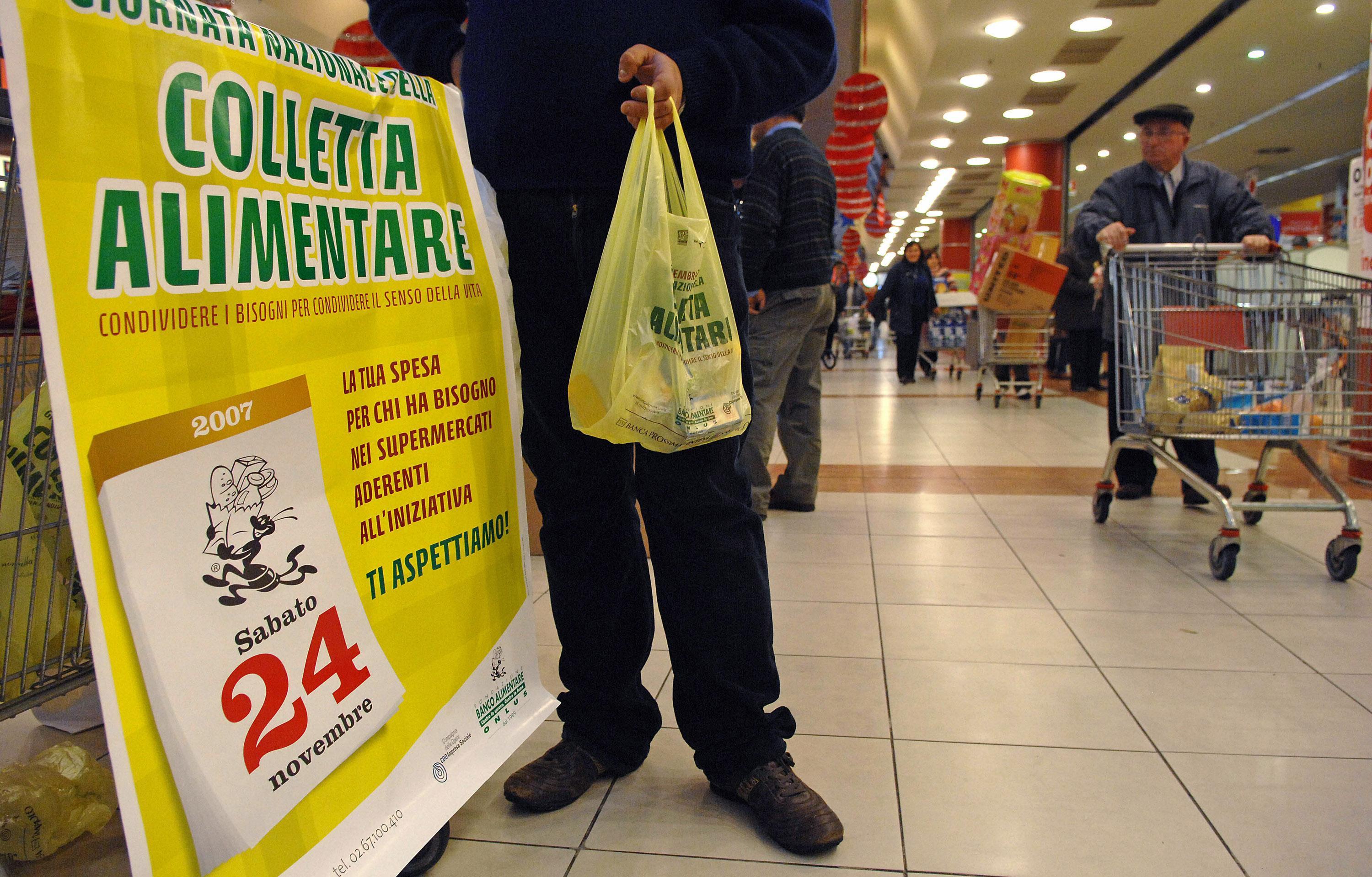 Una colletta alimentare per aiutare i più poveri (foto d'archivio)