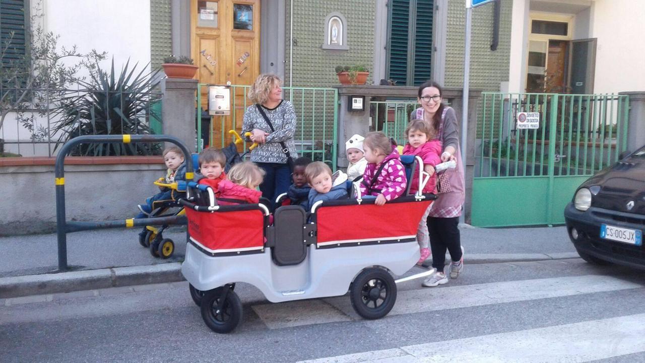 Il "bussino" a spinta dell'asilo nido Peter Pan