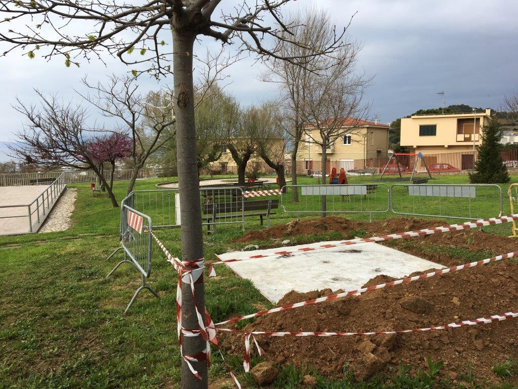 Fatto lo scavo e realizzato il piano per la giostra al parco giochi di Salivoli