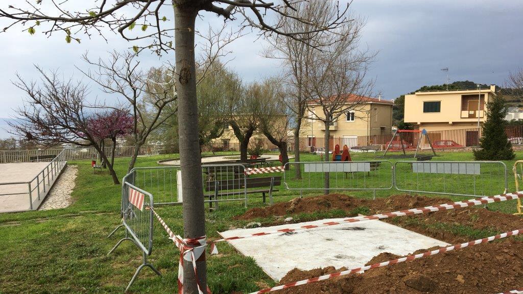 Fatto lo scavo e realizzato il piano per la giostra al parco giochi di Salivoli