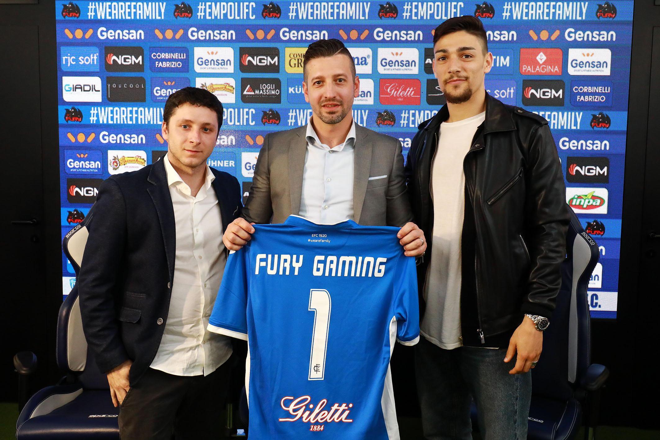 Ferraro, Lupi e Barba con la prima maglia azzurra del Fury Gaming (foto agenzia Carlo Sestini)