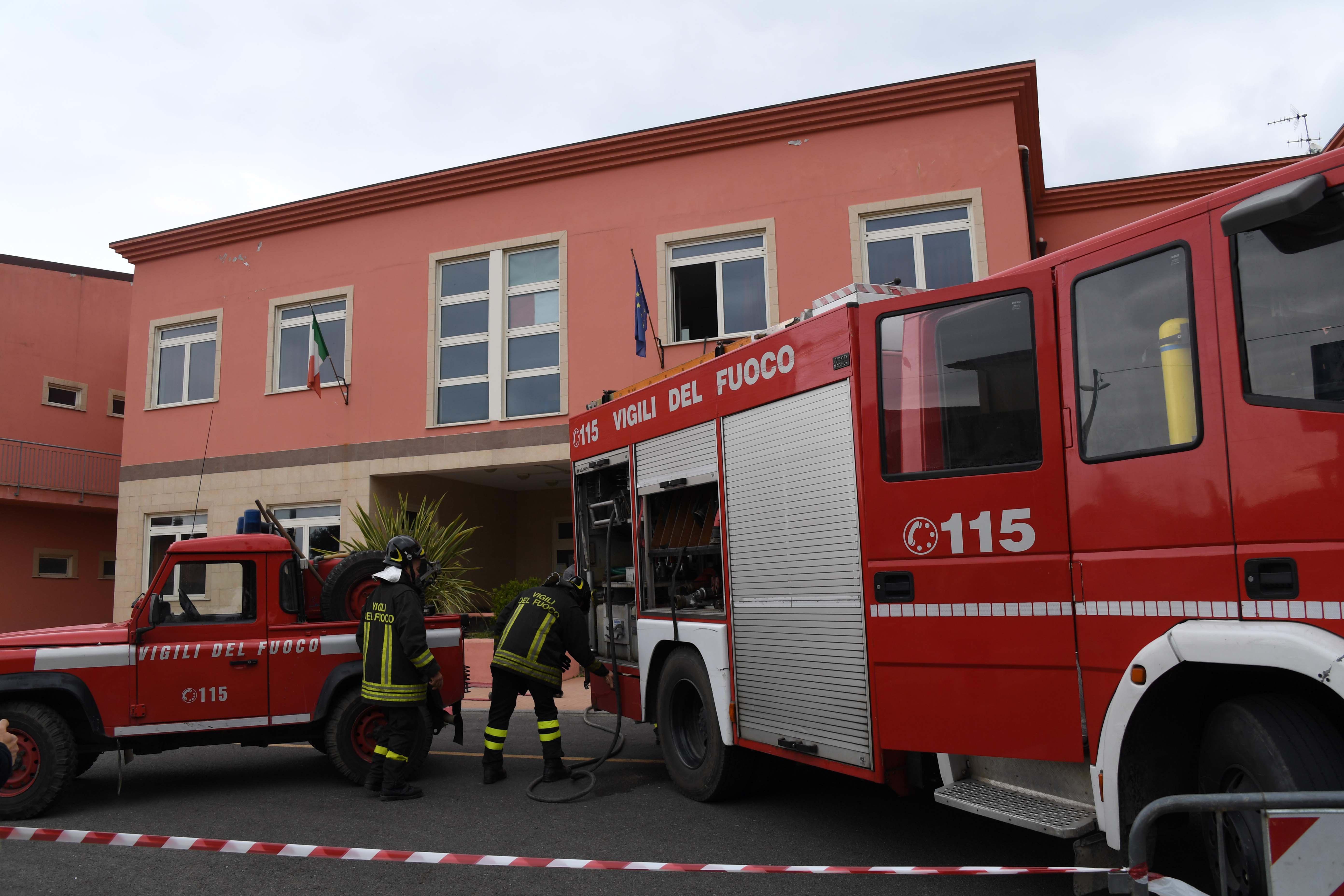 Vigili del fuoco sfondano la porta e la trovano morta nel letto