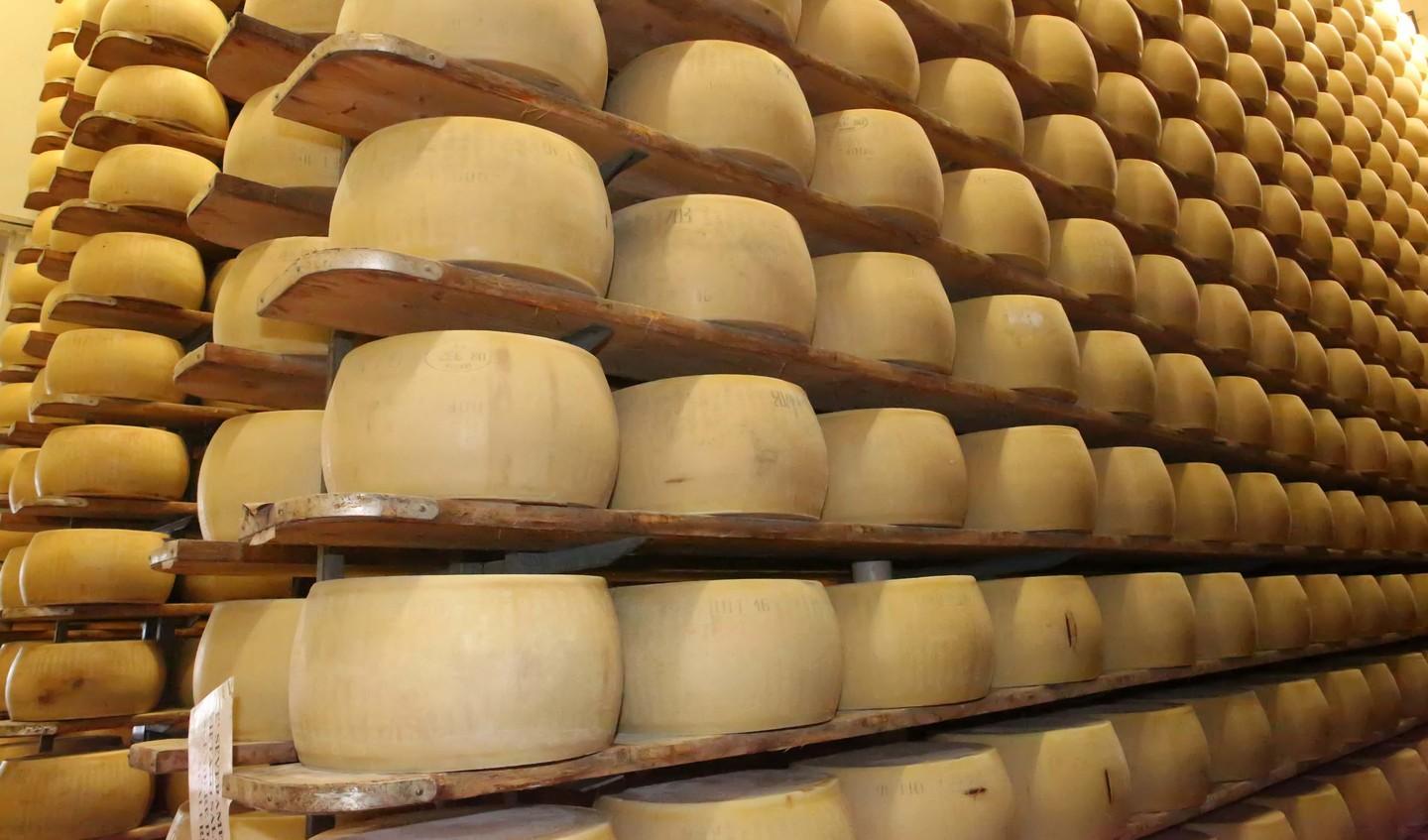 Frode del Parmigiano Reggiano contraffatto, associazione a delinquere per 12  
