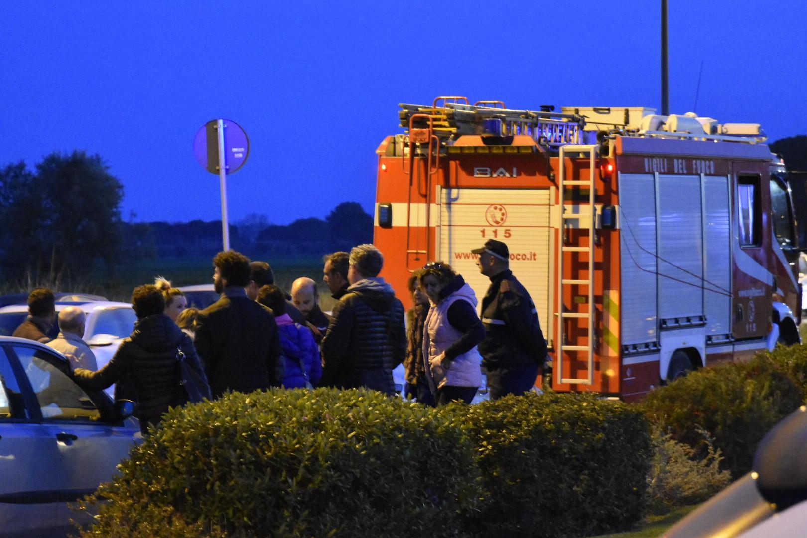 I vigili del fuoco durante le ricerche (foto Agenzia Bf)