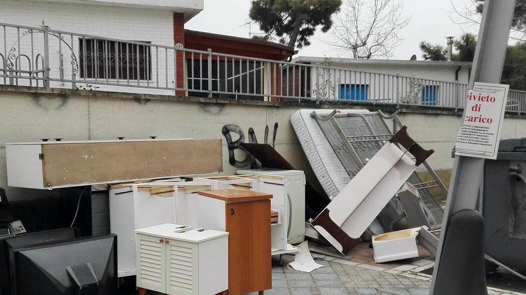 Pulizie di primavera e i mobili finiscono in strada