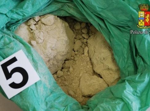 Da un garage di Livorno arriva la droga a Prato