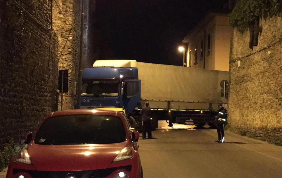 Tir incastrato fra le antiche mura 