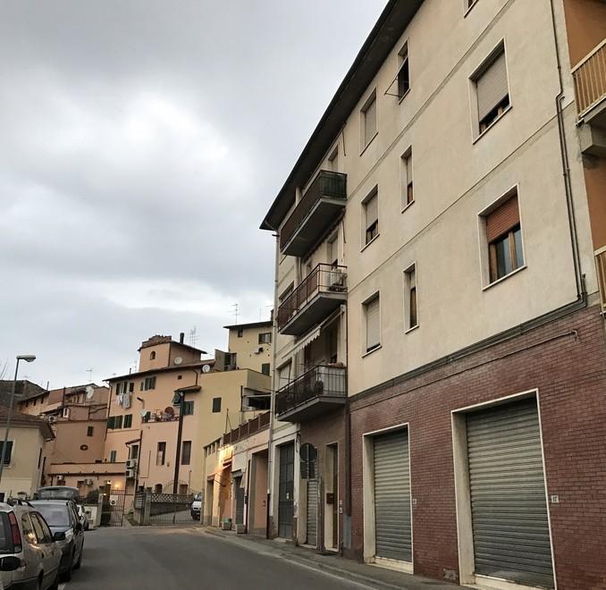 Accoltella un carabiniere, altri 5 contusi 