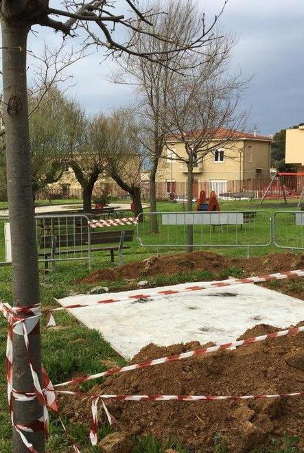 Fatto lo scavo, manca un pezzo per montare la nuova giostra 
