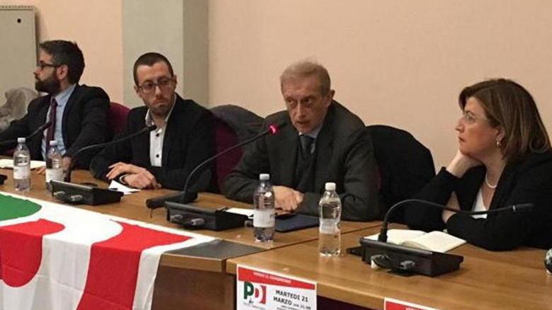 Sala strapiena per Fassino che attacca gli scissionisti