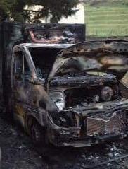 Camion distrutto dal fuoco 