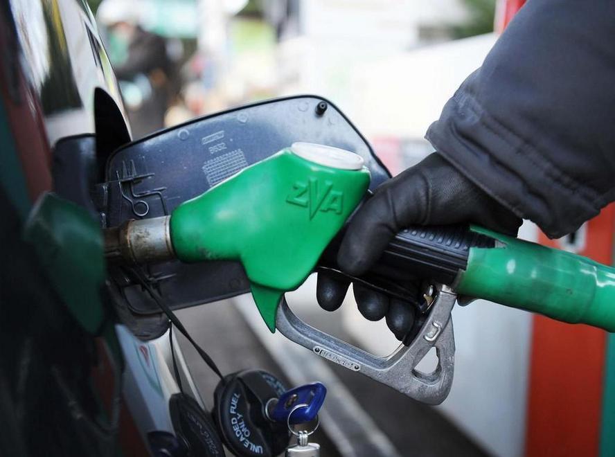 La truffa scorre nella pompa di benzina 