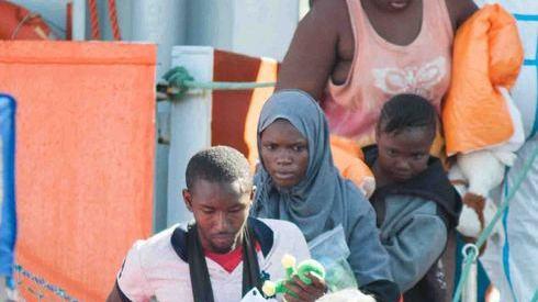 Nuovo sbarco nell’isola in arrivo 897 migranti 