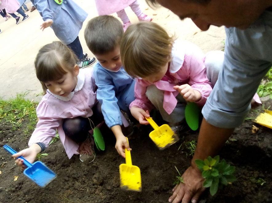 Gli alunni vanno a lezione di agricoltura 