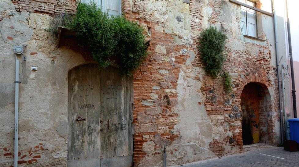 Edificio pericolante in via De Castro, si tenta il recupero