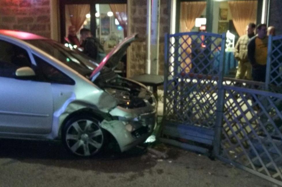 Sassari, auto non si ferma allo stop e finisce sui tavolini del bar 