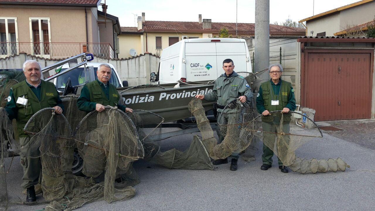 Trovati attrezzi vietati per la pesca nei canali adduttori delle valli di Comacchio
