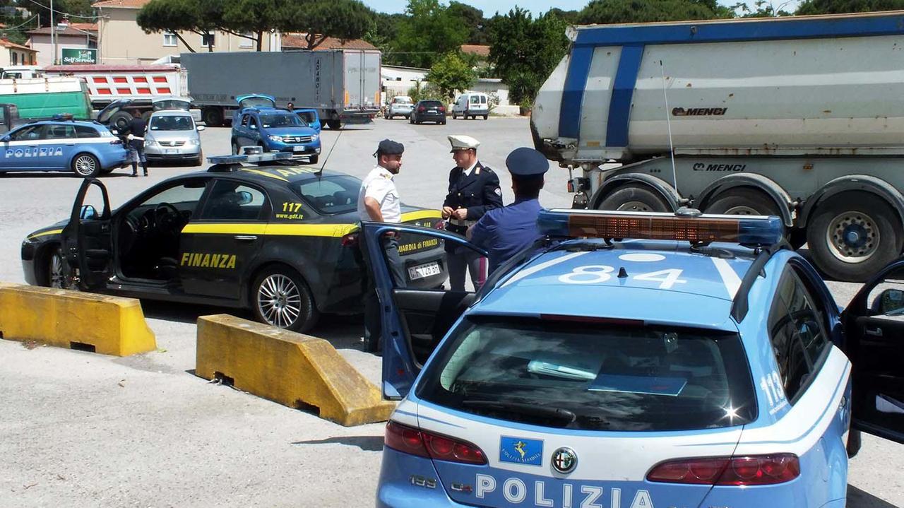 Agenti di polizia sul porto (foto Paolo Barlettani)