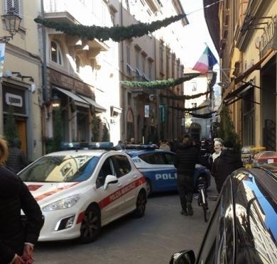 L'intervento della polizia e della Municipale in via Ricasoli l'11 gennaio