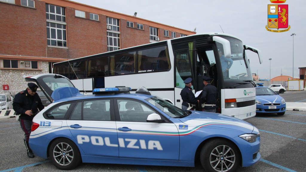 Il controllo della Polstrada a un pullman (foto d'archivio)