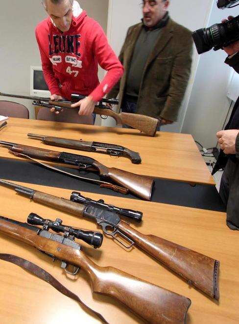 Raid dei ladri in villa, anziano derubato di un mini arsenale 