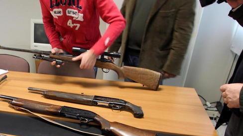 Raid dei ladri in villa, anziano derubato di un mini arsenale