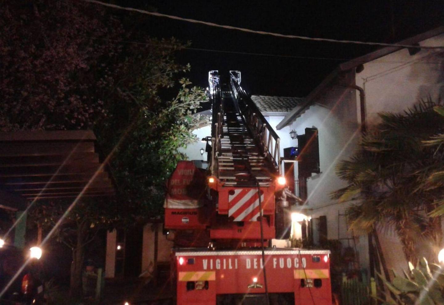 Carpi, brucia il tetto, evacuata un’abitazione   