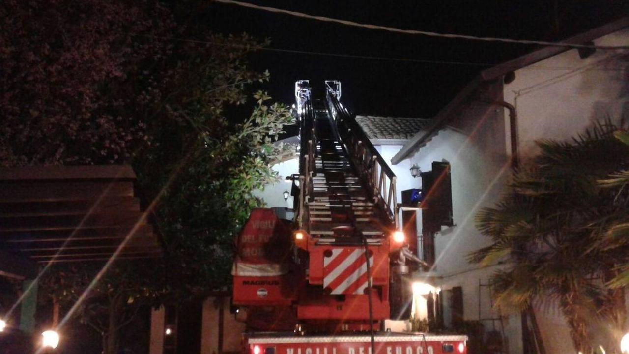 Carpi, brucia il tetto, evacuata un’abitazione