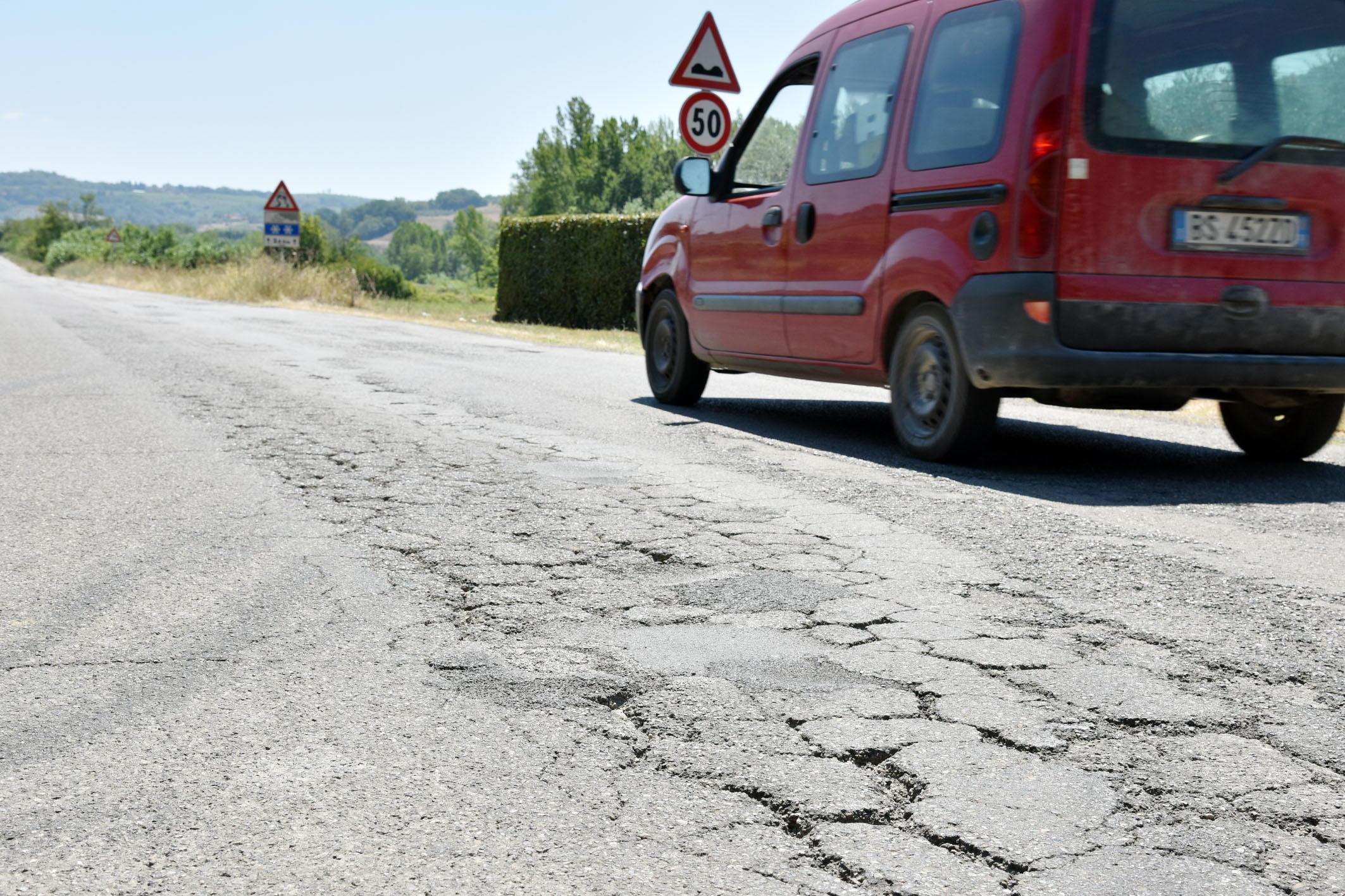Province in dissesto: "Niente soldi per le strade, le chiudiamo per sicurezza" 