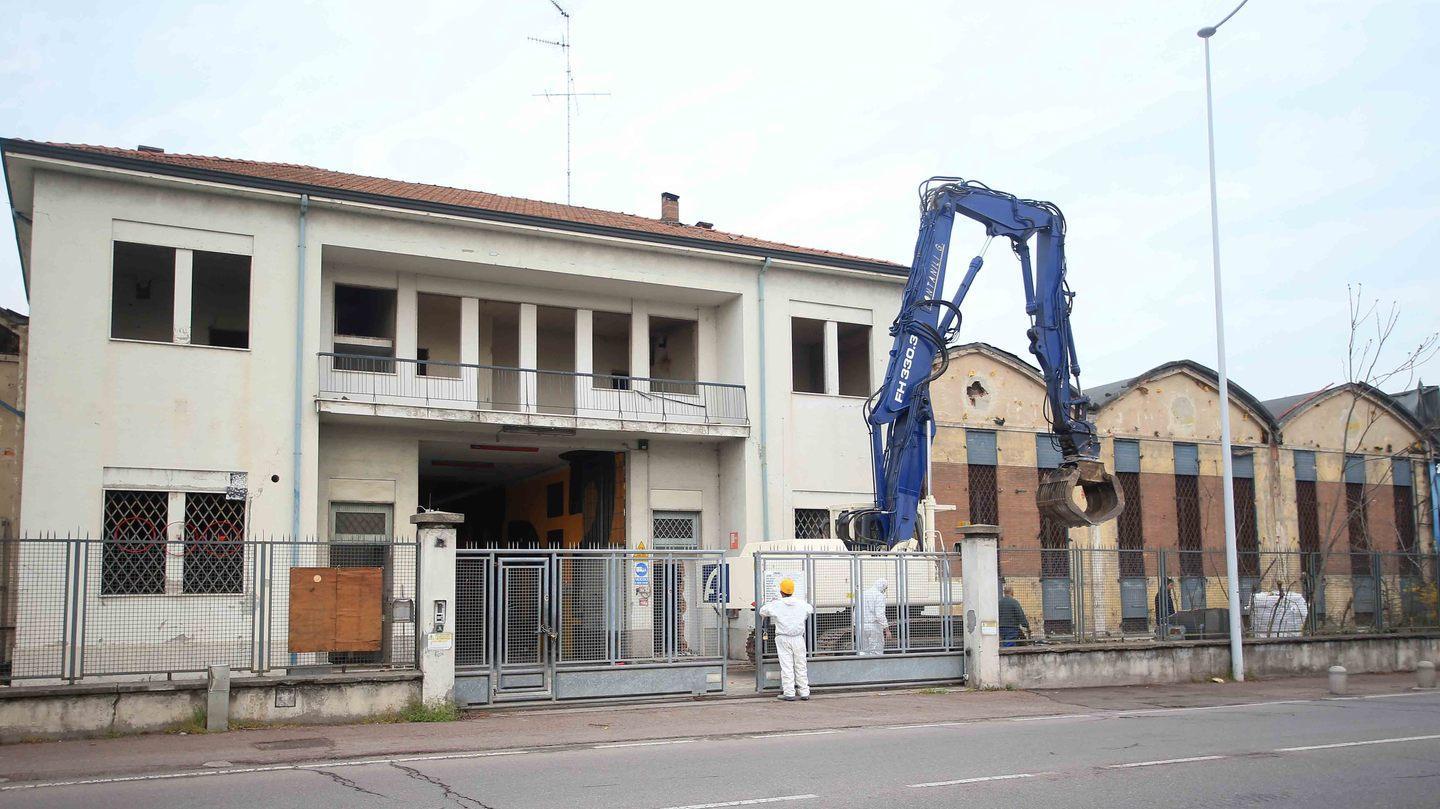 Via all’abbattimento degli ex magazzini di via Gramsci  