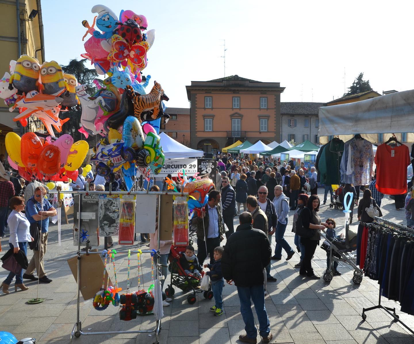 Vacche rosse e stand invadono il centro per il “Bue Grasso”