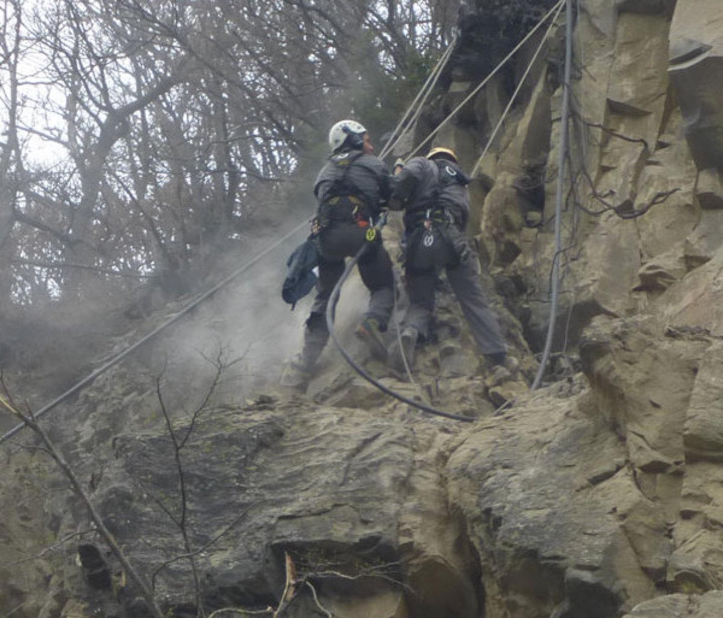 A Montefiorino i rocciatori mettono la strada al sicuro