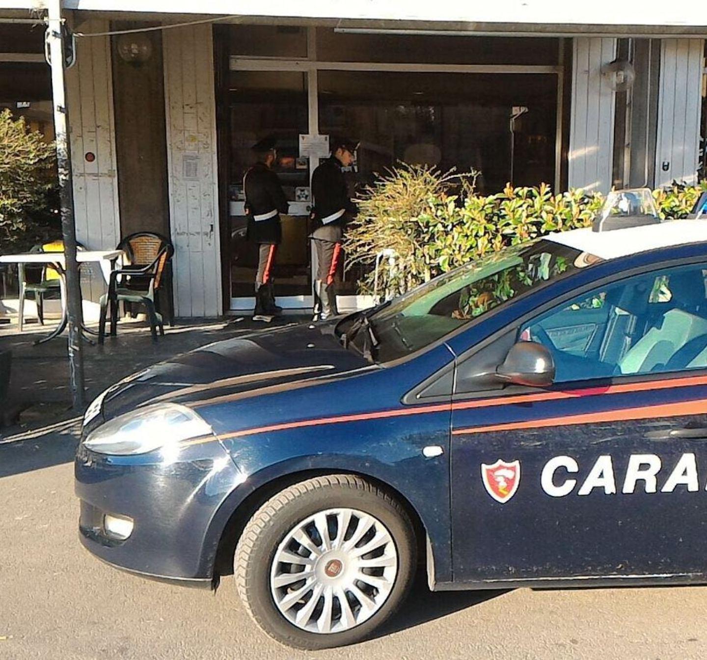 Denuncia il cliente molesto del suo bar